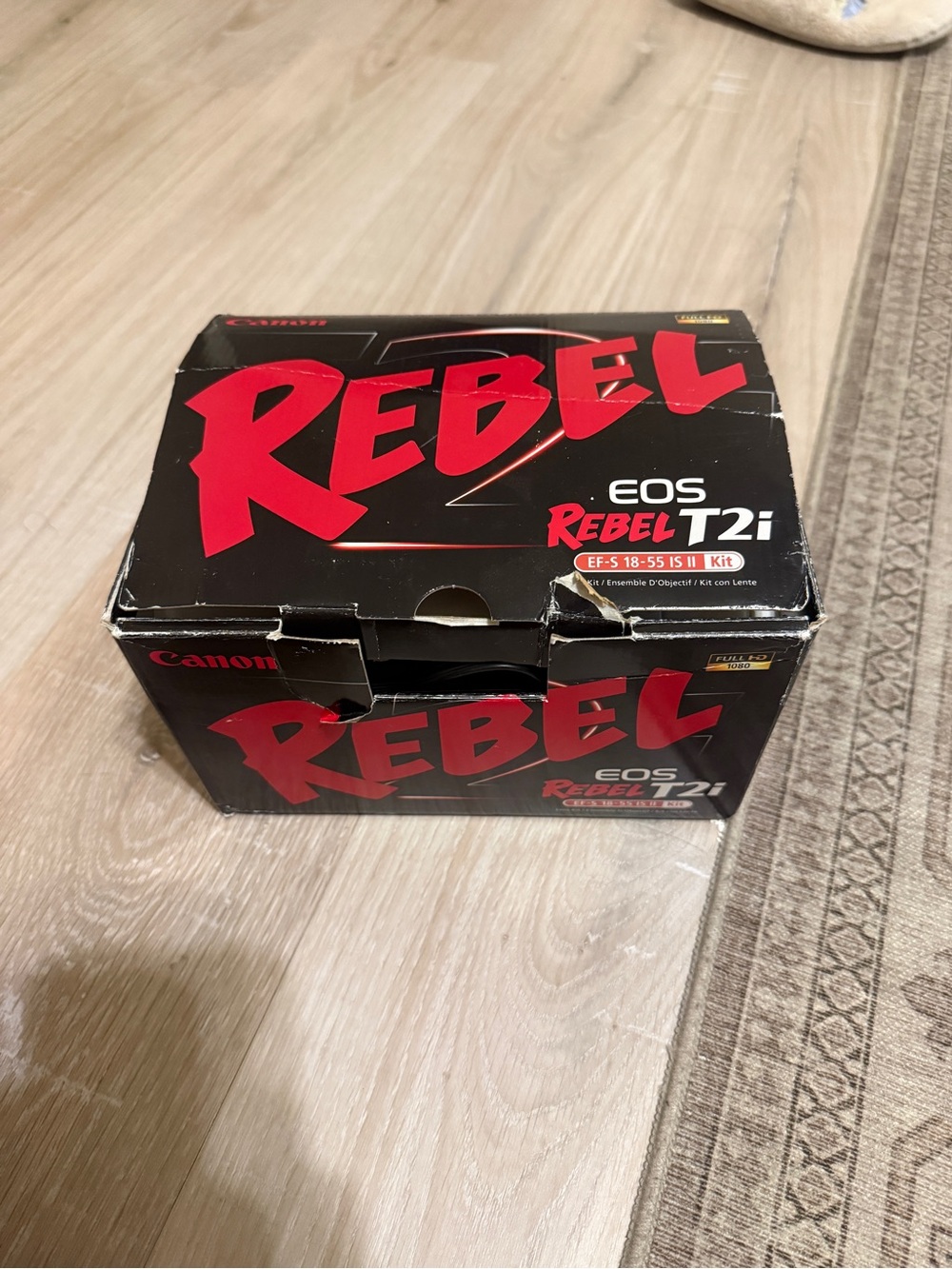 Canon Rebel T2i Kit Box in Black and Red